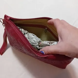Cartera de mano piel roja con grabado