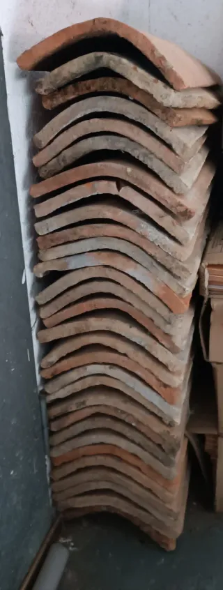 Teja de barro curva