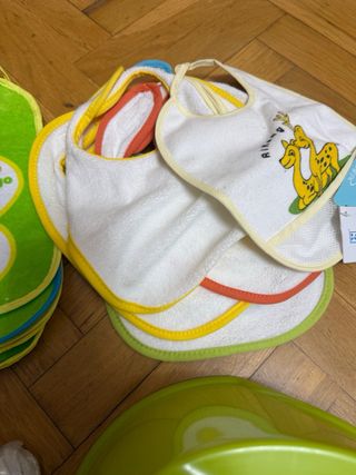 Lote baberos, perchas, patucos y orinal bebe