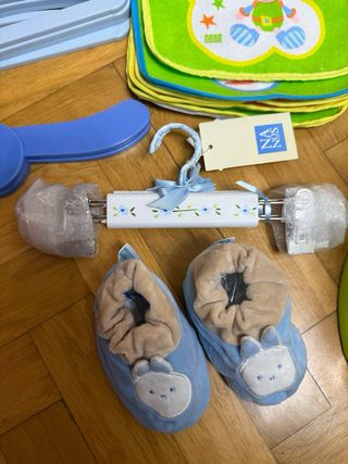 Lote baberos, perchas, patucos y orinal bebe