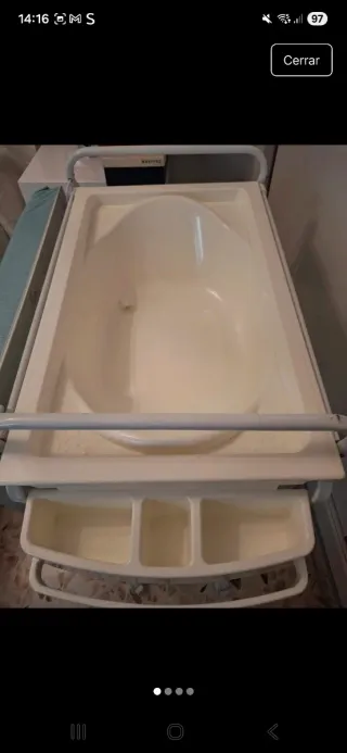 Vaschetta per neonati con fasciatoio e vassoio