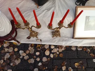 Candelabri dorati con candele rosse