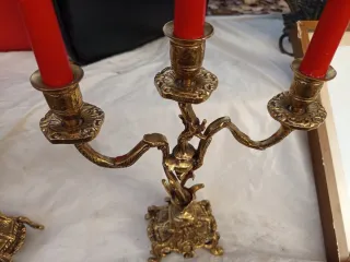 Candelabri dorati con candele rosse