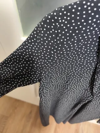 Vestido Mango negro lunares blancos manga larga