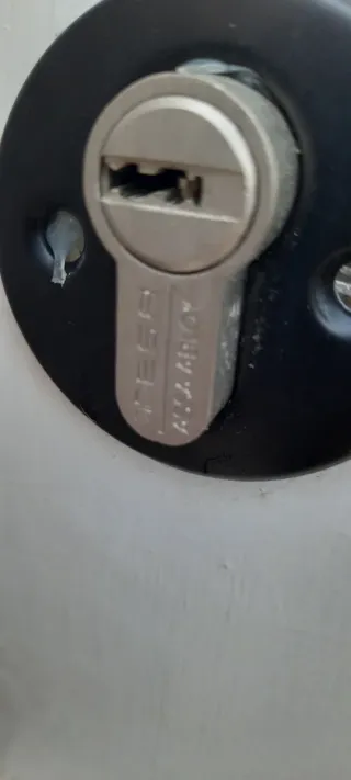 Puerta de hierro forjado con cristal antigua