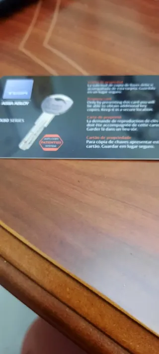 Puerta de hierro forjado con cristal antigua