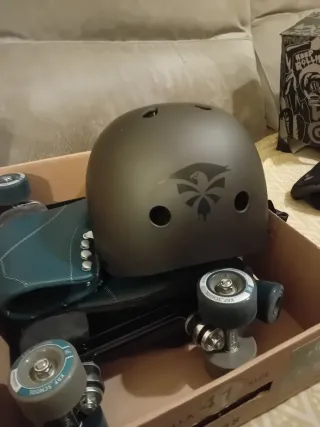 Patines 4 Ruedas T41 + Casco y Rodilleras