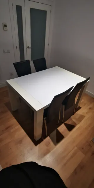 Mesa de comedor blanca