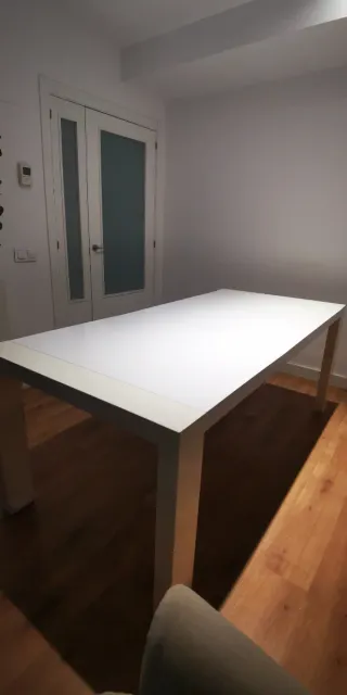 Mesa de comedor blanca