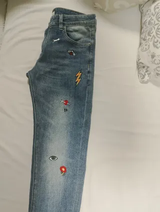 Vaqueros Gucci de mujer bordados con dibujos