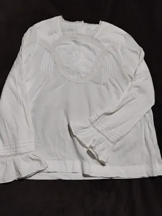 Blusa blanca con jaretas y encaje