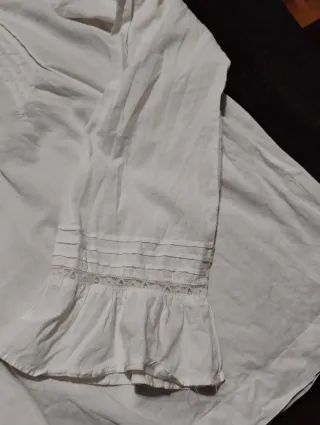 Blusa blanca con jaretas y encaje