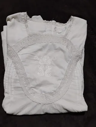 Blusa blanca con jaretas y encaje