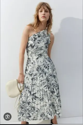 Vestido H&M plisado un hombro estampado