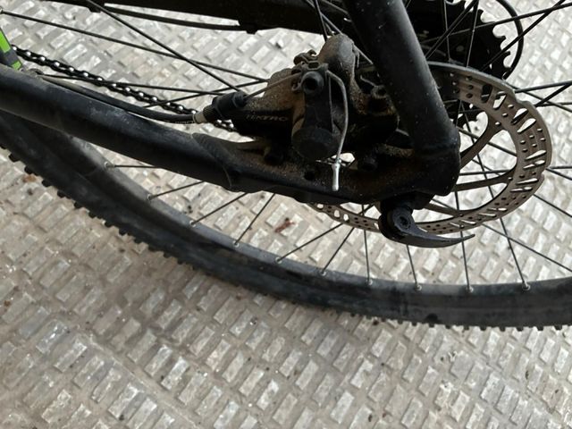 Bicicleta de Montanha Cube Negra