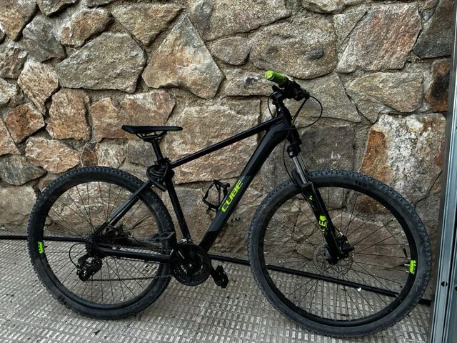 Bicicleta de Montanha Cube Negra