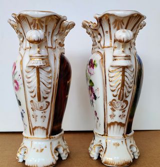 Coppia di antichi vasi in porcellana