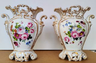 Coppia di antichi vasi in porcellana