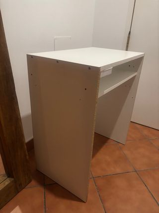 Escritorio blanco y madera