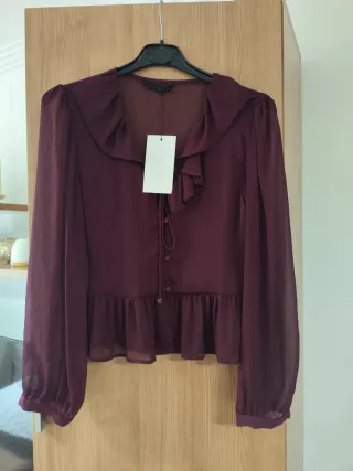 Blusa elegante morada con volantes