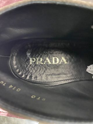 Stivaletti in pelle scamosciata Prada in grigio