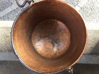 Antico calderone di rame