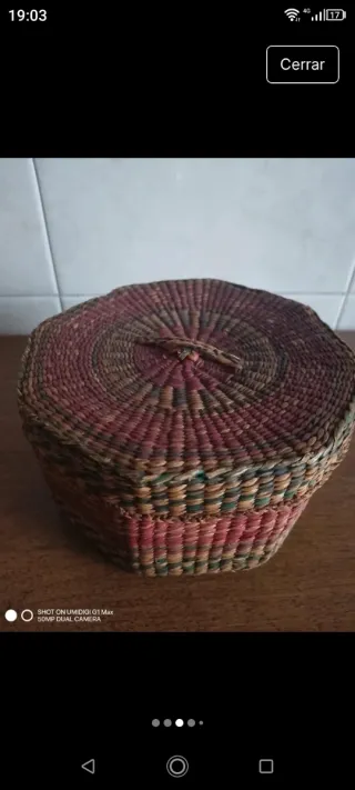 Cesta de mimbre redonda con tapa.