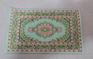 Tappeti e vasi per casa delle bambole