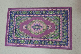 Tappeti e vasi per casa delle bambole