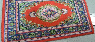 Tappeti e vasi per casa delle bambole