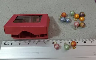 Tappeti e vasi per casa delle bambole