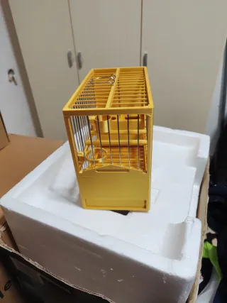 Preziose gabbie dorate per uccelli