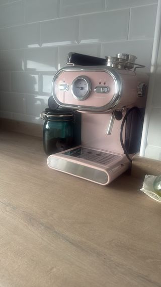 Cafetera rosa estilo retro