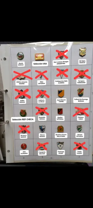 Lote de pines de fútbol de colección