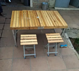 Tavolo e 4 sgabelli pieghevoli da campeggio