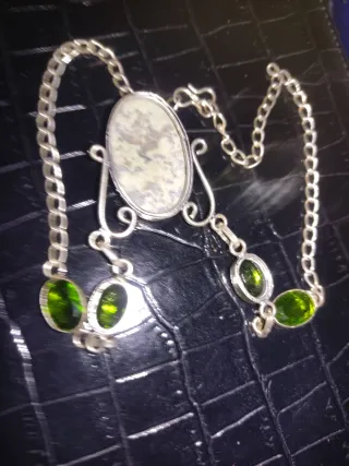 Gargantilla de plata con piedras verdes