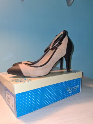 Zapatos de tacón beige y negro Talla 39