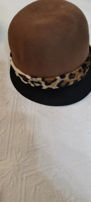 Gorro estilo cloché con estampado animal