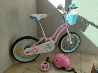 Bicicleta infantil rosa com cesto
