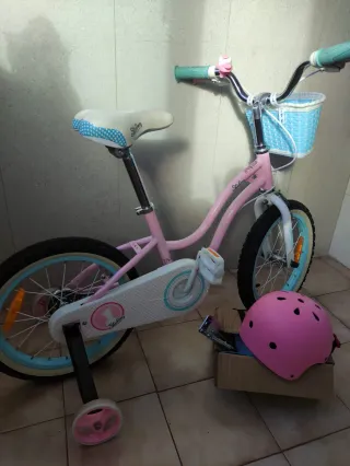 Bicicleta infantil rosa com cesto