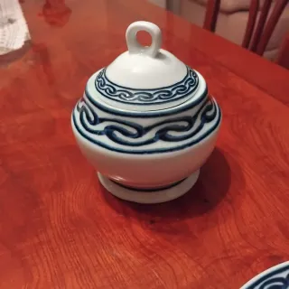 Set di stoviglie blu e bianco