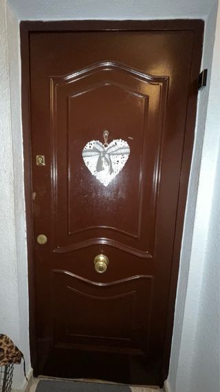 Puerta de entrada marrón