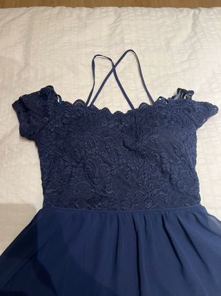 Vestido de noche azul con encaje