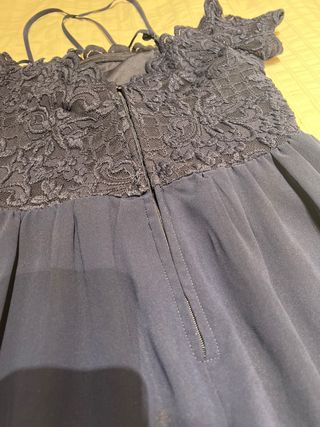 Vestido de noche azul con encaje
