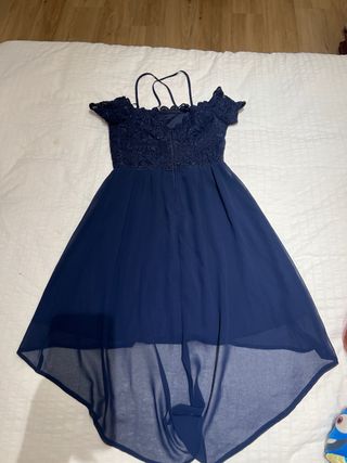 Vestido de noche azul con encaje
