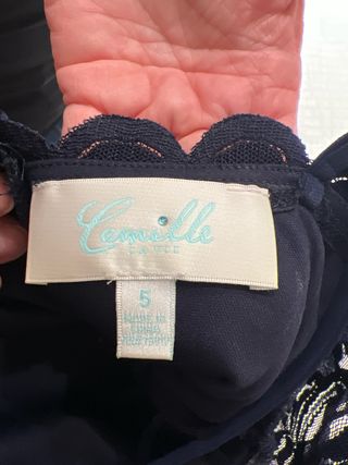 Vestido de noche azul con encaje