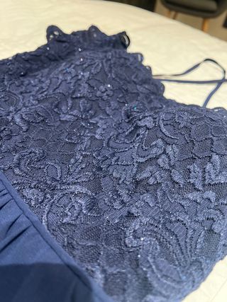 Vestido de noche azul con encaje