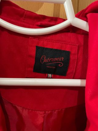 Chaqueta roja con capucha - Nueva