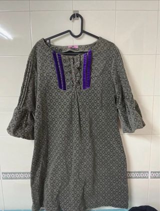 Vestido Vilagallo gris con detalles morados