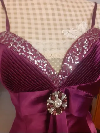 Vestido morado con lentejuelas y pedrería